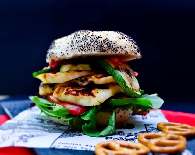 Grilled halloumi and red pepper